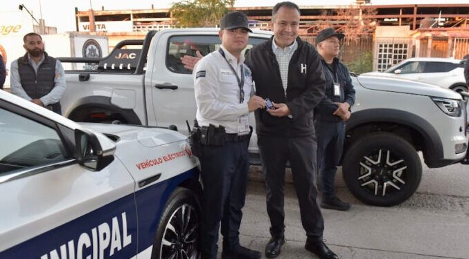 Entrega Antonio Astiazarán 10 patrullas eléctricas y sistema fotovoltaico en Comandancia Villa de Seris