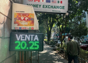Peso se deprecia, a la espera de reporte monetario del Banco de México