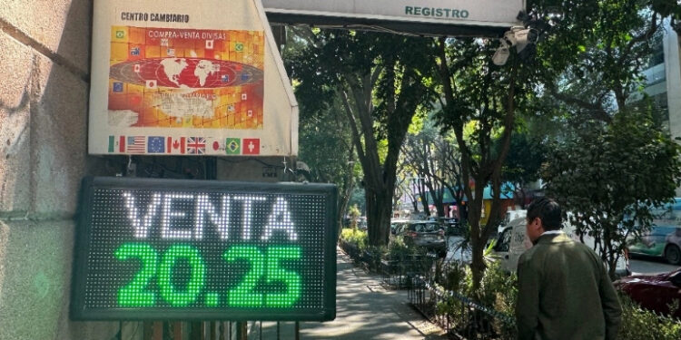 Peso se deprecia, a la espera de reporte monetario del Banco de México