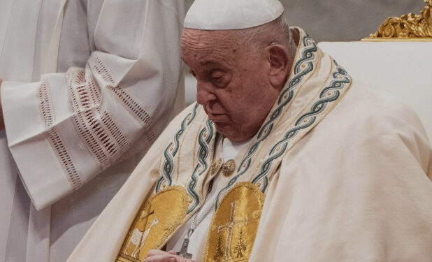 El papa Francisco sigue en «estado crítico» de salud, anuncia el Vaticano