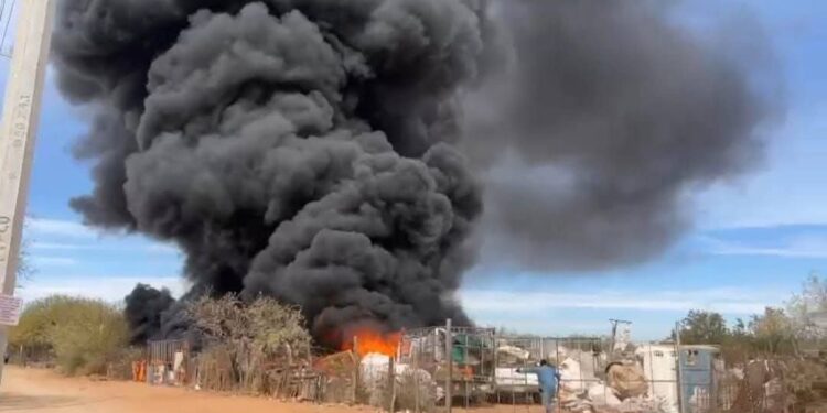 Hombres armados incendian recicladora en Hermosillo
