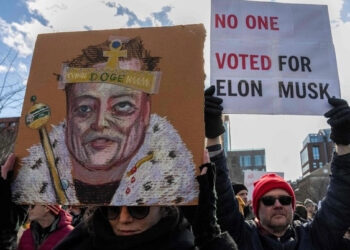 Protestan contra el ‘golpe’ de Trump en decenas de ciudades