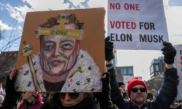 Protestan contra el ‘golpe’ de Trump en decenas de ciudades