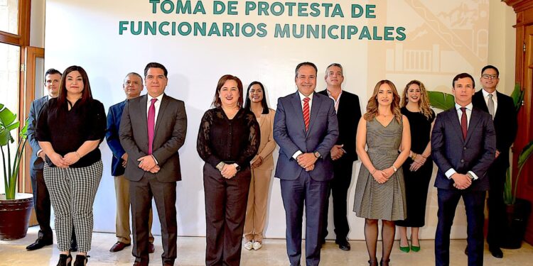 Toma protesta Antonio Astiazarán a servidores públicos en nuevas áreas municipales
