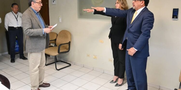Toma protesta Javier Lamarque a nuevo director técnico y directora jurídica del OOMAPASC