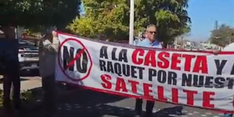 Cierran la calle Obregón y Comendador, vecinos de la colonia Villa Satélite.
