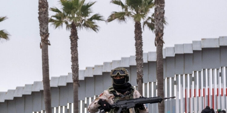 Militares y Guardias Nacionales se trasladan de  a la frontera norte
