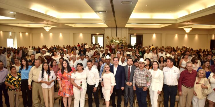 Atestiguan Elías Retes y Gaxiola de Elías el “SÍ” de 171 parejas en matrimonios colectivos
