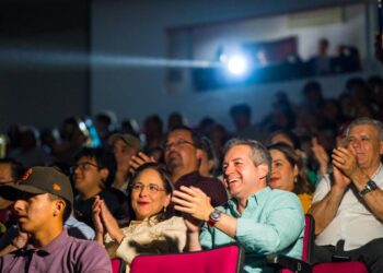 Miles de sonorenses asisten a obra de teatro impulsada por Omar Del Valle Colosio, sobre la promoción del cuidado del agua