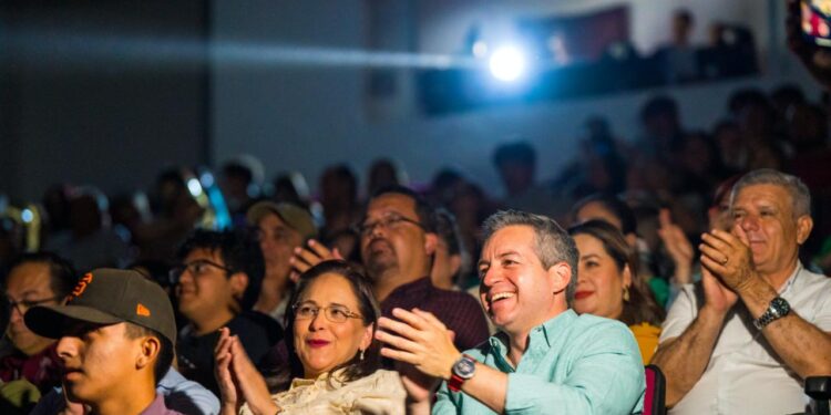 Miles de sonorenses asisten a obra de teatro impulsada por Omar Del Valle Colosio, sobre la promoción del cuidado del agua