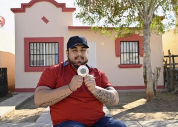 Gobernador Durazo entrega vivienda adaptada a medallista paralímpico Edgar Fuentes en reconocimiento a su talento