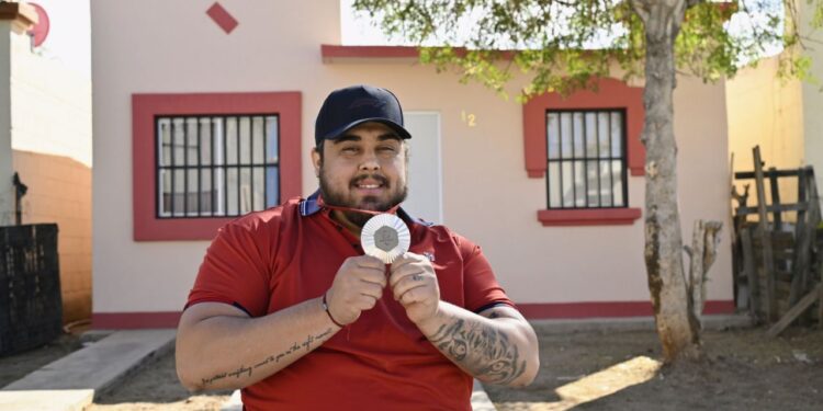 Gobernador Durazo entrega vivienda adaptada a medallista paralímpico Edgar Fuentes en reconocimiento a su talento