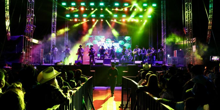 Con gran ambiente, avanza el tercer desfile de carros alegóricos y comparsas Carnaval Guaymas 2025 ¡La fiesta es nuestra!