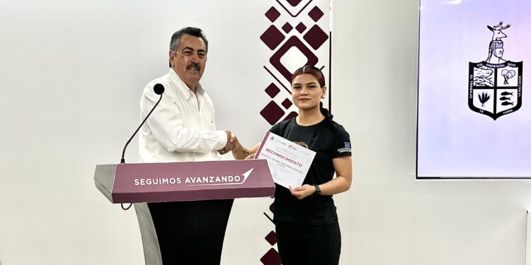 Reconoce Javier Lamarque el Talento de Campeones Cajemenses en BOXEO