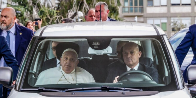Francisco, aún débil, regresó este domingo al Vaticano