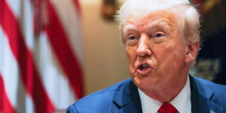 Trump anuncia aranceles de 25% contra países que compren petróleo y gas a Venezuela