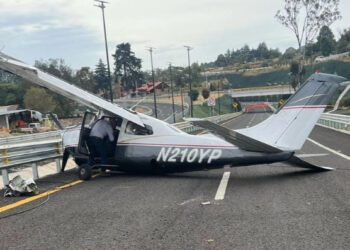 Avioneta aterriza de emergencia sobre la carretera Real del Monte-Huasca