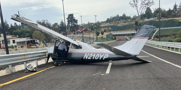 Avioneta aterriza de emergencia sobre la carretera Real del Monte-Huasca
