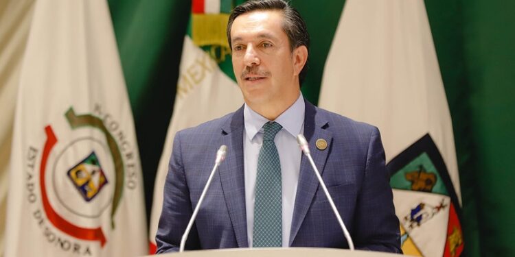 Impulsa Diputado David Figueroa la creación del Diputado Migrante