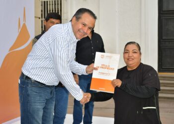 Apoya Toño Astiazarán a familias con títulos de propiedad de sus viviendas