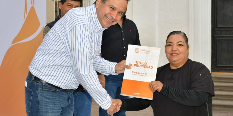 Apoya Toño Astiazarán a familias con títulos de propiedad de sus viviendas