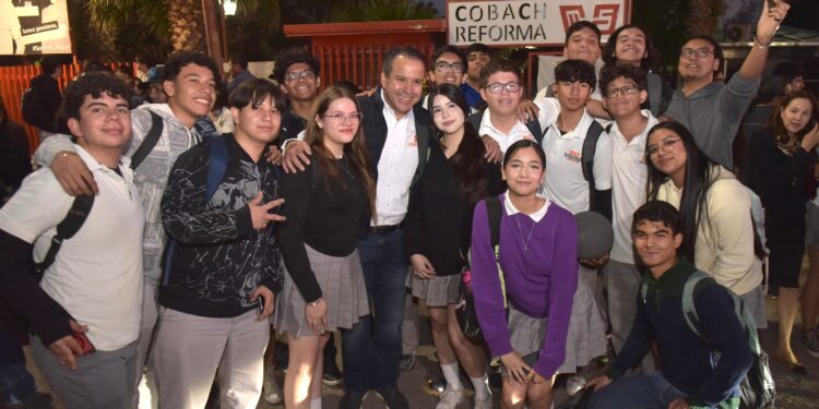 Entrega Toño Astiazarán tramo de Camina Segura en Cobach Reforma