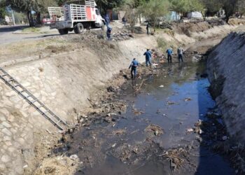 Realiza Servicios Públicos Municipales limpieza de canales y arroyos