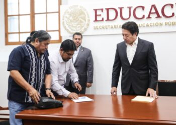 Entrega titular de la SEP a representantes de la CNTE propuesta del Gobierno de México para todas las maestras y maestros del país