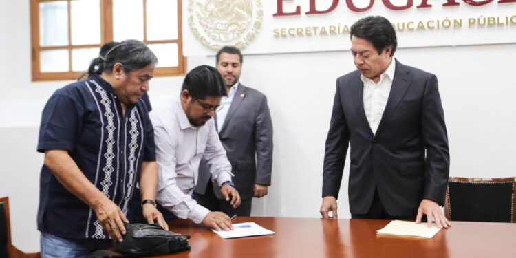 Entrega titular de la SEP a representantes de la CNTE propuesta del Gobierno de México para todas las maestras y maestros del país