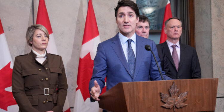 Anuncia Trudeau imposición de aranceles de 25% a EU; urge a evitar guerra comercial