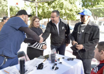 Beneficia Antonio Astiazarán a vecinos de la Cuauhtémoc con servicios de salud y descacharre