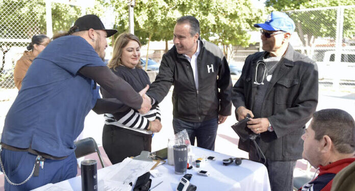 Beneficia Antonio Astiazarán a vecinos de la Cuauhtémoc con servicios de salud y descacharre