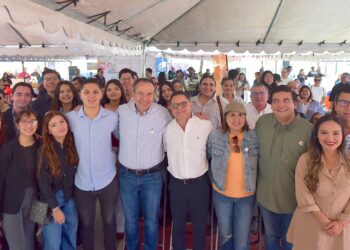 Premia Toño Astiazarán a ganadores del Concurso Salvemos el AguaH