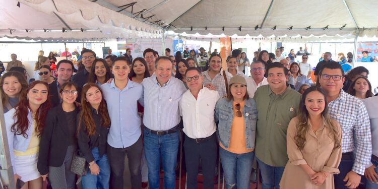 Premia Toño Astiazarán a ganadores del Concurso Salvemos el AguaH