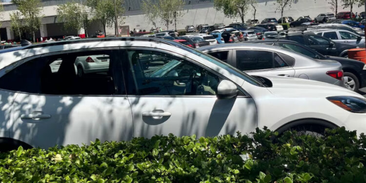 Clientes de Costco Satélite denuncian ola de robos en su estacionamiento