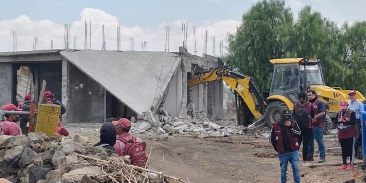Derriban 100 viviendas edificadas en suelo de conservación de Tláhuac