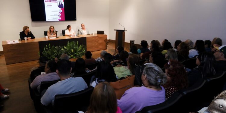 Diputada Vicky Espinoza y Colegio de Notarios buscan generar mayor cultura  de la legalidad en organizaciones  civiles.