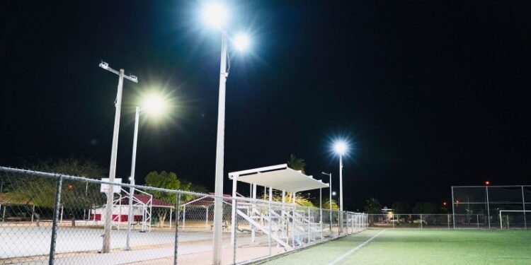 Disfrutan familias de parques y espacios deportivos más iluminados