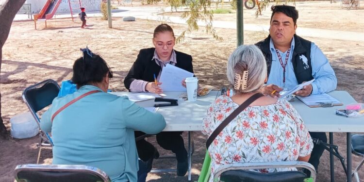 Sindicatura municipal recaba documentación a vecinos de la colonia esperanza tiznado para escrituración de vivienda