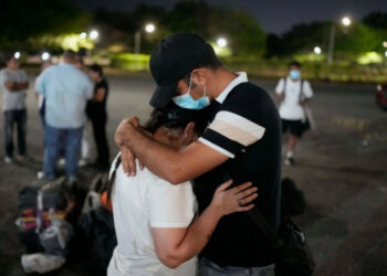 Deportan desde Texas a niña con cáncer y su familia migrante