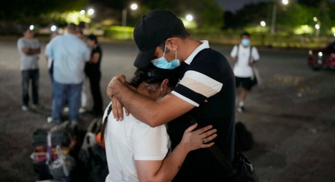 Deportan desde Texas a niña con cáncer y su familia migrante