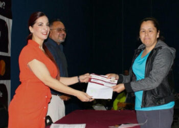 Entregan 3,600 becas “Rita Cetina” a estudiantes de educación básica en Puerto Peñasco