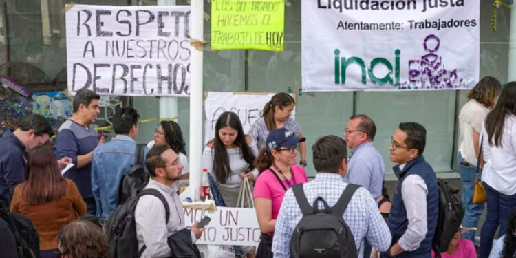 INAI aprueba finiquito para trabajadores, pero solo a la mitad; empleados acusan traición