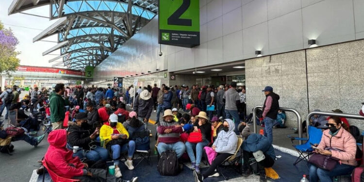 CNTE libera terminales 1 y 2 del AICM tras 7 horas de bloqueo