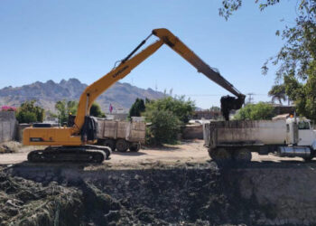 Realiza Servicios Públicos Municipales limpieza de canales y arroyos