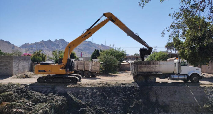Realiza Servicios Públicos Municipales limpieza de canales y arroyos