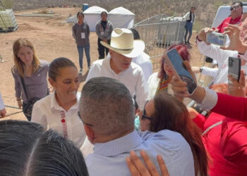 Maestros en Sonora entregan a Sheinbaum manifiesto con demandas del sector