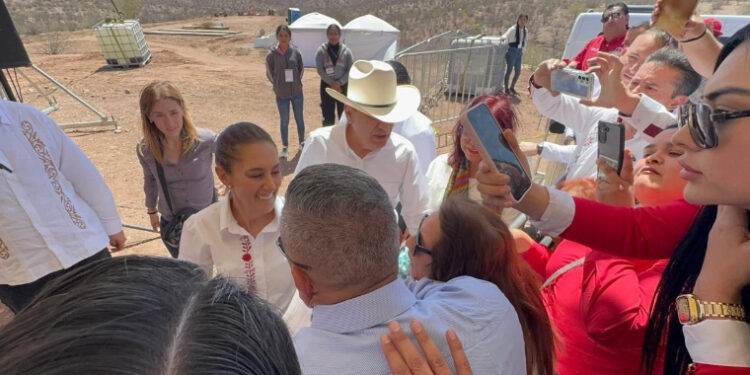 Maestros en Sonora entregan a Sheinbaum manifiesto con demandas del sector