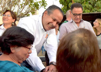 Atiende Toño Astiazarán a vecinos de la Balderrama en Miércoles en Tu Colonia