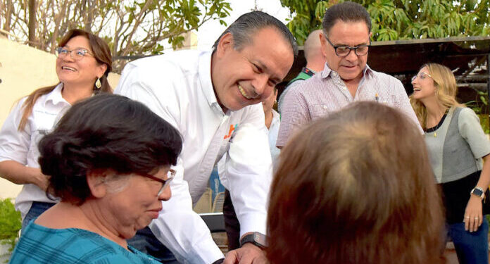 Atiende Toño Astiazarán a vecinos de la Balderrama en Miércoles en Tu Colonia